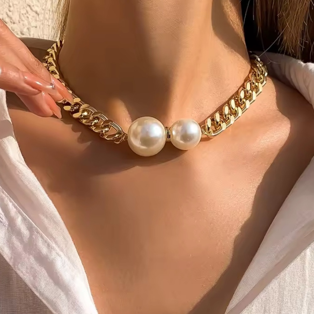Pearl Elegant Gold Necklace - Picture 7 of 8
